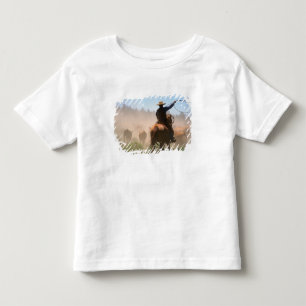 牛に群れを作るカウボーイ トドラーTシャツ
