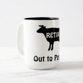 牛のおもしろいテーマの引退ユーモアを牧草地に ツートーンマグカップ (正面左)