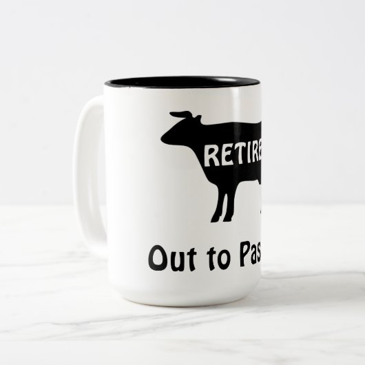 牛のおもしろいテーマの引退ユーモアを牧草地に ツートーンマグカップ (正面左)