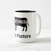 牛のおもしろいテーマの引退ユーモアを牧草地に ツートーンマグカップ (正面右)