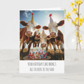 牛のお誕生日ケーキは、すべての少年を庭に連れて行く カード (黄色い花)