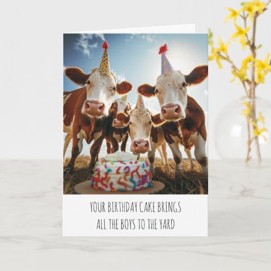 牛のお誕生日ケーキは、すべての少年を庭に連れて行く カード (黄色い花)