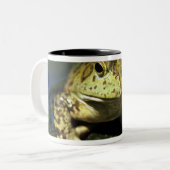 牛のカエル。 ツートーンマグカップ (正面左)