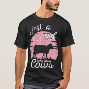 牛のシャツが大好きな女の子が女の子を乳で飲む Tシャツ
