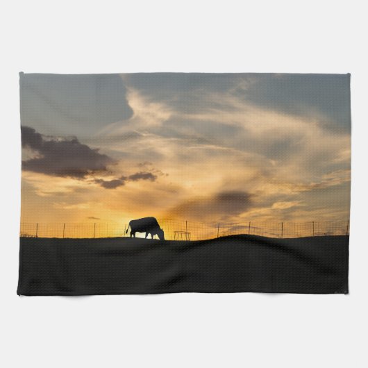 牛のシルエットと夕日 キッチンタオル (横)