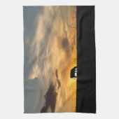 牛のシルエットと夕日 キッチンタオル (縦)