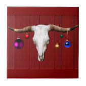 牛のスカルとクリスマスオーナメントを赤い納屋に タイル (正面)