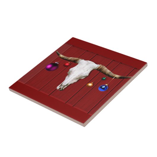 牛のスカルとクリスマスオーナメントを赤い納屋に タイル (側面)