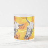 牛のスカルと火 フロストグラスマグカップ (中央)