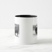 牛のチームが男をワゴンで引っ張る マグカップ (中央)