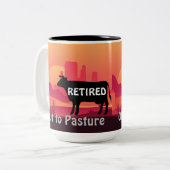 牛のテーマおもしろい西の引退アウト牧草地 ツートーンマグカップ (正面左)
