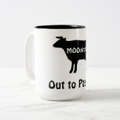 牛のテーマの引退を牧草地に移動 ツートーンマグカップ (正面左)