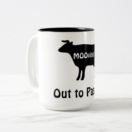 牛のテーマの引退を牧草地に移動 ツートーンマグカップ (正面左)