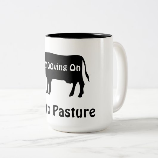 牛のテーマの引退を牧草地に移動 ツートーンマグカップ (正面右)