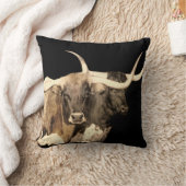 牛のデコのロングホーン黒いセピアトーン クッション (ブランケット)