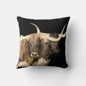 牛のデコのロングホーン黒いセピアトーン クッション (裏面)