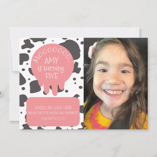 牛のパターンのスポットブラウンピンクの誕生日パーティーの写真 招待状 (正面)