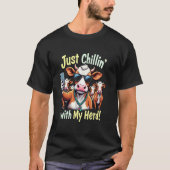 牛のファニーなセルフィーTシャツ 私の群れとくつろぎ中 Tシャツ (正面)