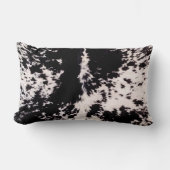 牛のフェイク皮、黒と白のプリント綿枕 ランバークッション (正面)