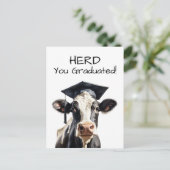 牛の卒業カード「Herd You Graduated」ユーモア溢れるデザイン ポストカード (スタンド正面)
