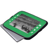 牛の家族の農場の生活 ラップトップスリーブ (正面下部)