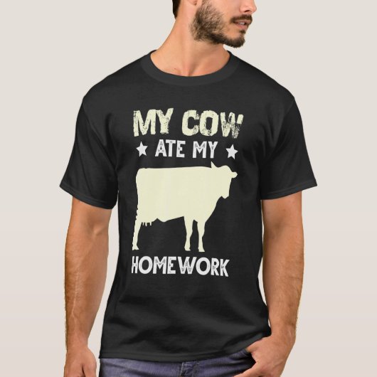 牛の宿題食べる言い訳 子牛 牛舎 オー Tシャツ (正面)
