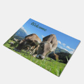 牛の放牧マウンテンズブルースカイWelcom ドアマット (アングル)