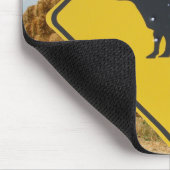 牛の横断標識、ベール付き干し草、青空、雲 マウスパッド (コーナー)