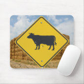 牛の横断標識、ベール付き干し草、青空、雲 マウスパッド (マウス)