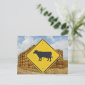 牛の横断標識、ベール付き積み上げ干草 ポストカード (スタンド正面)