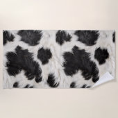 牛の毛皮の白黒斑点 ビーチタオル (正面)