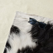 牛の毛皮の白黒斑点 ビーチタオル (インサイチュ)