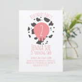 牛の誕生日パーティーアニマルプリントパターン任意の年齢 招待状 (スタンド正面)