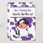 牛の踊り家畜をテーマにした少女1歳の誕生日 招待状 (正面/裏面)