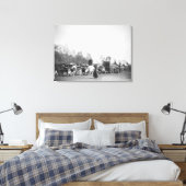 牛の電車でブルホーカーを持つ女と男の子 キャンバスプリント (インサイチュ (寝室))