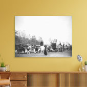 牛の電車でブルホーカーを持つ女と男の子 キャンバスプリント (インサイチュ (リビング))