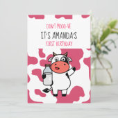 牛の面白いデザインの女の子の1歳の誕生日 招待状 (スタンド正面)