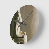 牛の頭とモンツ神の像f ラウンド壁時計 (傾斜)