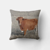 牛は砂利道を草むらしていた。ワイオミング州,西部 クッション (裏面)