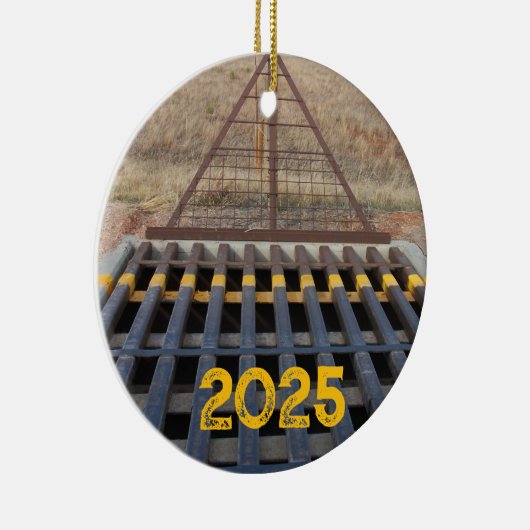 牛は砂利道を草むらしていた。ワイオミング州,西部 セラミックオーナメント (右)