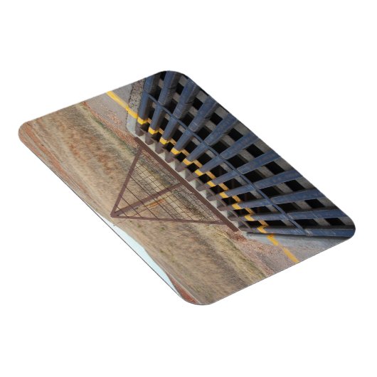 牛は砂利道を草むらしていた。ワイオミング州,西部 マグネット (右側)