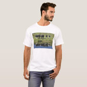 牛は運河に映った、ヘンリー、タイエリ平野。 Tシャツ (正面フル)