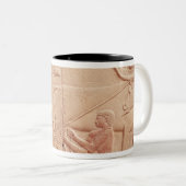 牛を搾り出している人を描写するレリーフ、浮き彫り ツートーンマグカップ (正面右)