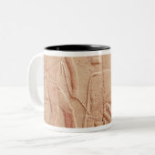 牛を搾り出している人を描写するレリーフ、浮き彫り ツートーンマグカップ (正面左)