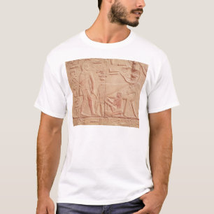 牛を搾り出している人を描写するレリーフ、浮き彫り Tシャツ