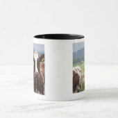 牛を牧草を食べること マグカップ (中央)