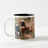 牛を運転している3人のカウボーイおよび女性のカーボーイ ツートーンマグカップ (左)