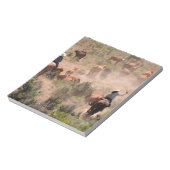 牛を運転する3人のカウボーイと女性のカーボーイ ノートパッド (回転)