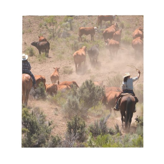 牛を運転する3人のカウボーイと女性のカーボーイ ノートパッド (正面)