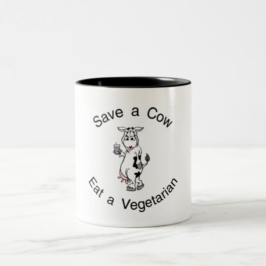 牛を食べますベジタリアンを救って下さい ツートーンマグカップ (中央)